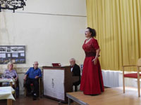 Die Sängerin Katharina Richter berichtete gemeinsam mit dem Pianisten Rudolf Gäbler von Pleiten, Pech und Pannen auf der Bühne